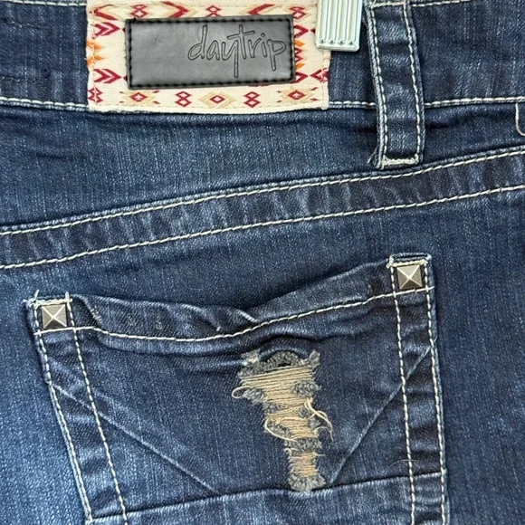 Daytrip Womens Denim Shorts Size 27 Dark Wash Embroidered Distressed Western - Picture 5 of 12